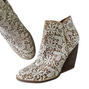 Very Volatile Tallulah White Multi Lace Ankle Boots EUC SZ7.5